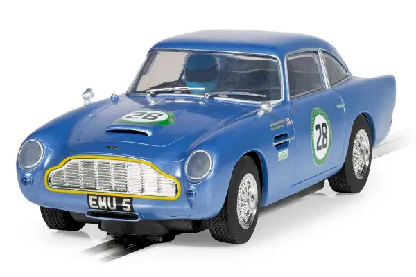 Blå Aston Martin DB5 i racingutförande med nummer 28.
