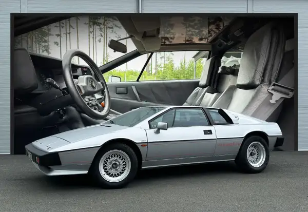 Silver James Bond Lotus Esprit Turbo, ikonisk sportbil med läderklädsel och ratt.